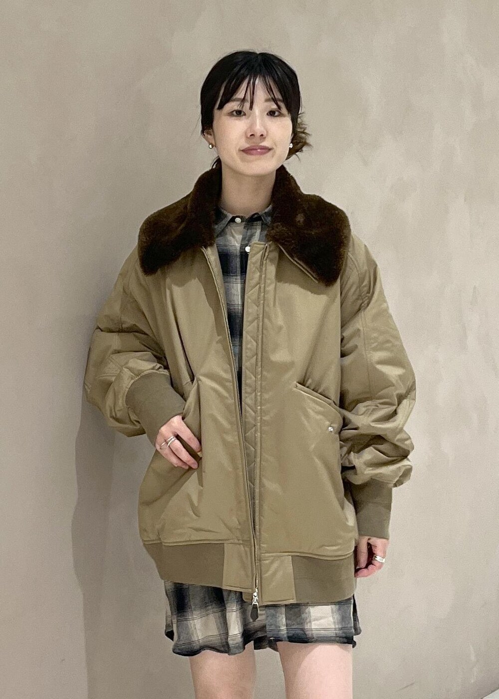 イエロー系のブーツ、ベージュ系のダウンジャケット/コート、ベージュ系のシャツ/ブラウスを着用したレディースの秋コーディネートの8枚目の写真