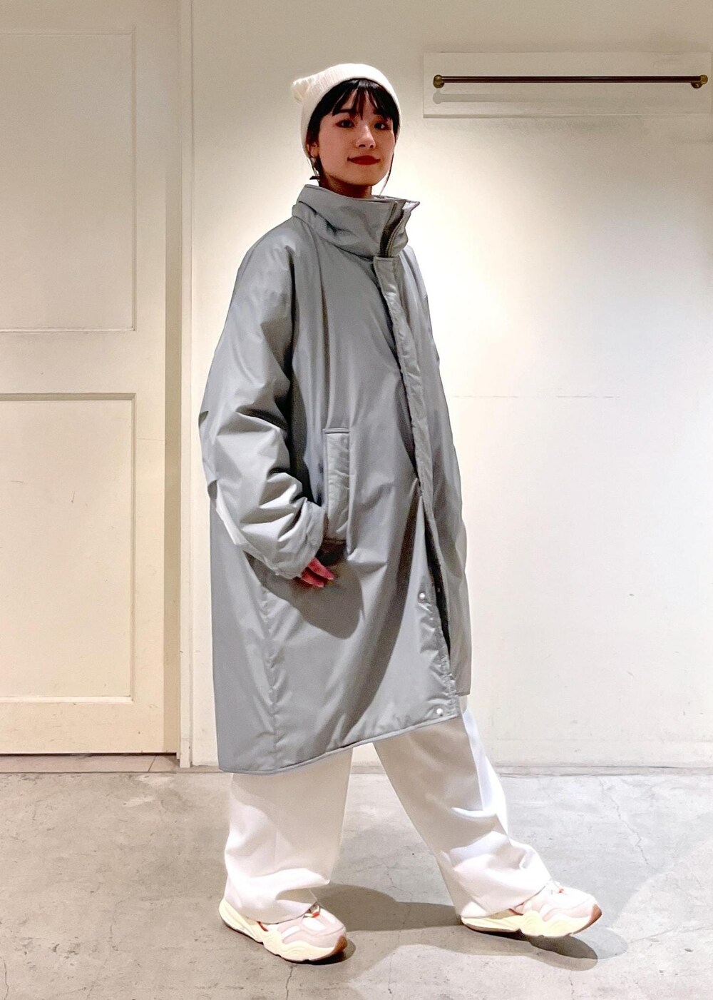 「DESCENTE、デサント、アウター、シルバー、ボーダー、Tシャツ、ハイウエスト、SALE、William Brunton、ウイリアムブラントン、ニット帽、スニーカー、ホワイト、パンツ、サロンアダムエロペ」|「SALON adam et rope'の【WEB限定】ポンチワイドボーダーロングスリーブビッグTシャツ(Tシャツ/カットソー、ブラック系)」を使った、michiruさん(レディース・156cm)の冬コーディネートの6枚目の写真