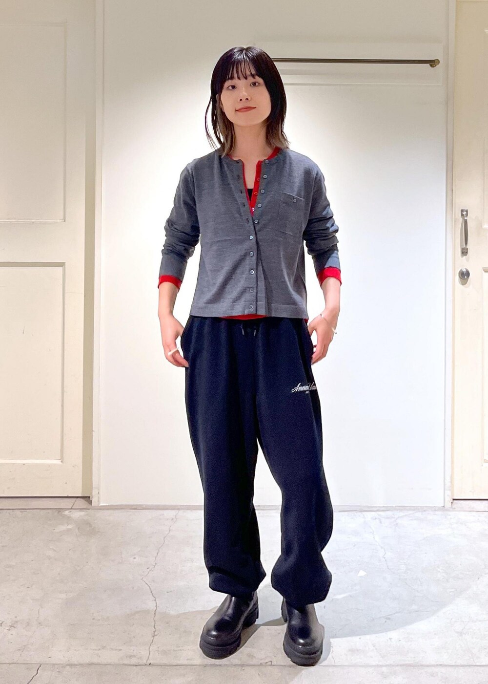 「ウォッシャブルウール、レッド、Americana for SALON、Americana、スウェット、REMME、R&D.M.Co-OLDMAN'S TAILOR、ショルダーバッグ、ウエストポーチ、ミニバッグ、グレー、ネイビー、ブラック、レザー、厚底」｜「SALON adam et rope'のウォッシャブルウールクルーネックカーディガン（カーディガン/ボレロ、グレー系）」を使った、michiruさん（レディース・156cm）の秋コーディネートの4枚目の写真