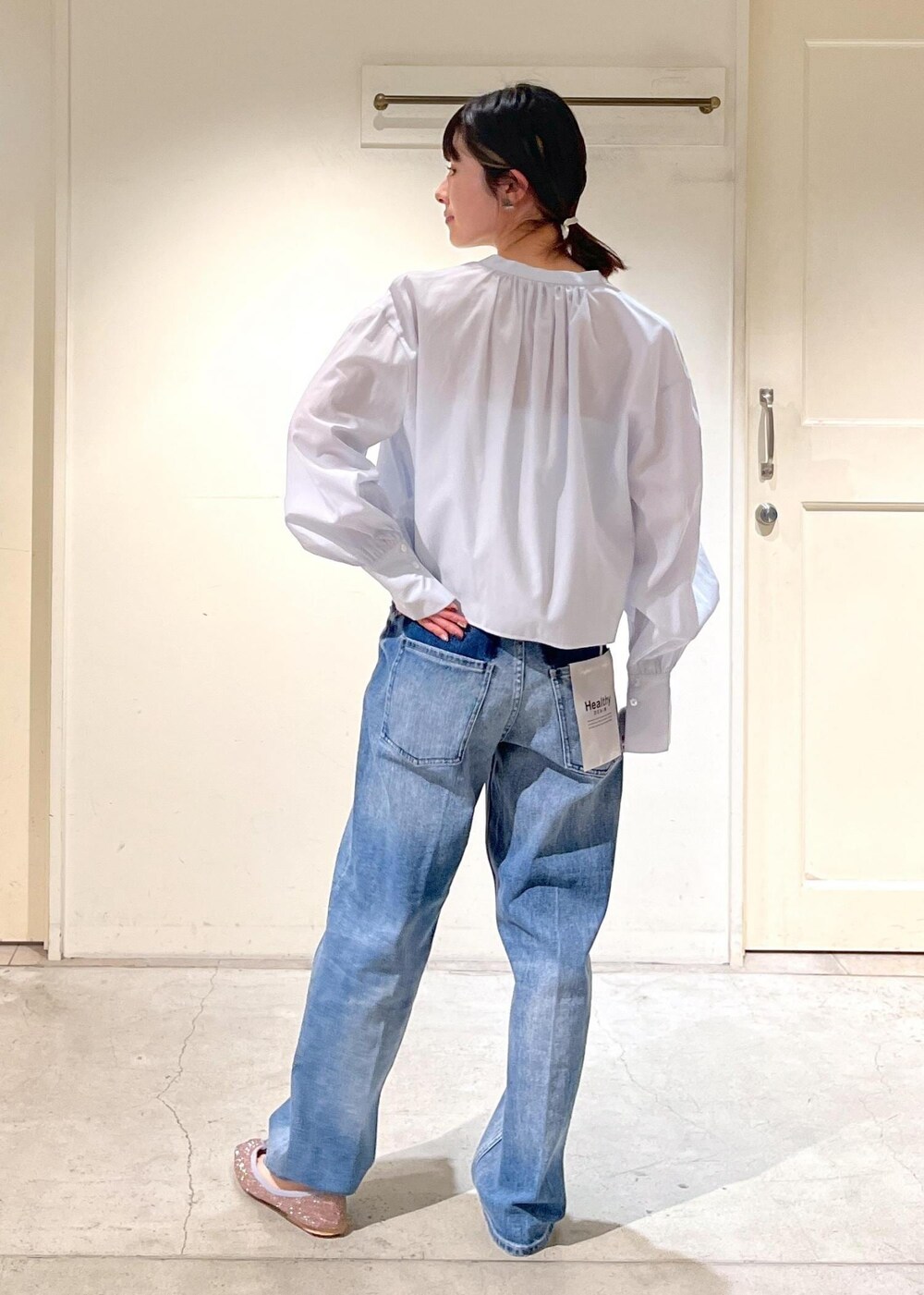 「クロップド丈、サックス、キャミソール、Healthy DENIM for SALON、Healthy DENIM、ヘルシーデニム、別注、porselli、ポルセリ、バレエシューズ、バンダナ、THROW、ホワイト、ブラウス、パンツ」|「E.PORSELLIの【porselli(ポルセリ)】ballet shoes patent/バレエシューズ(バレエシューズ、その他)」を使った、michiruさん(レディース・156cm)の冬コーディネートの7枚目の写真