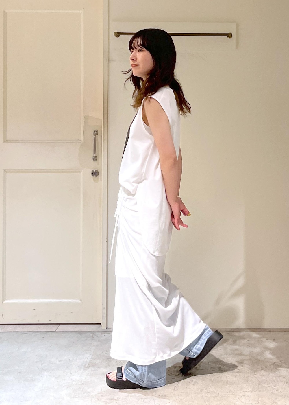 「Yasuko Hirano、平野泰子、Emut S、アートプリント、nu=layer、RED CARD TOKYO、easy SLOGAN、デニム、ブルー、BIRKENSTOCK、Florida III Flex Platform、Diminutivo、初夏コーデ、夏コーデ、デートコーデ」|「RED CARD TOKYOの【RED CARD TOKYO(レッドカードトーキョー)for SALON】別注 easy SLOGAN/デニム(デニムパンツ、ブルー系)」を使った、michiruさん(レディース・156cm)の夏コーディネートの4枚目の写真