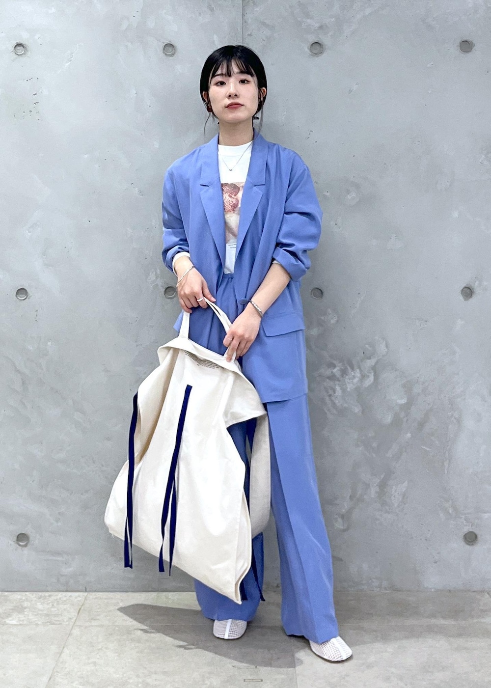 「ジャケット、シャツジャケット、ブルー、duft、フラワー、フォトプリント、Tシャツ、ホワイト、パンツ、ブーツ、メッシュ、フラワーバッグ、ショルダーバッグ、GENTLE SILK、PELLICO SUNNY」｜「SALON adam et rope'の[25SS]GENTLE SILK パンツ【セットアップ対応】（その他パンツ、ブルー系）」を使った、michiruさん（レディース・156cm）の冬コーディネートの3枚目の写真