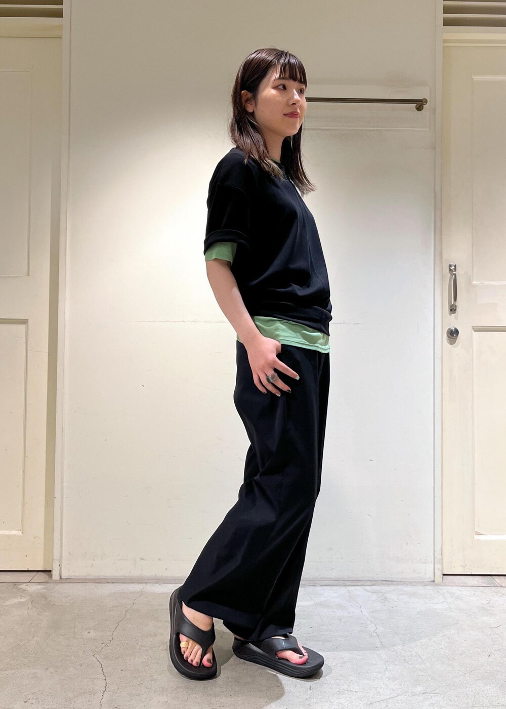 ブラック系のその他パンツ、ブラック系のTシャツ/カットソー、ブラック系のサンダルを着用したレディースの夏コーディネートの4枚目の写真