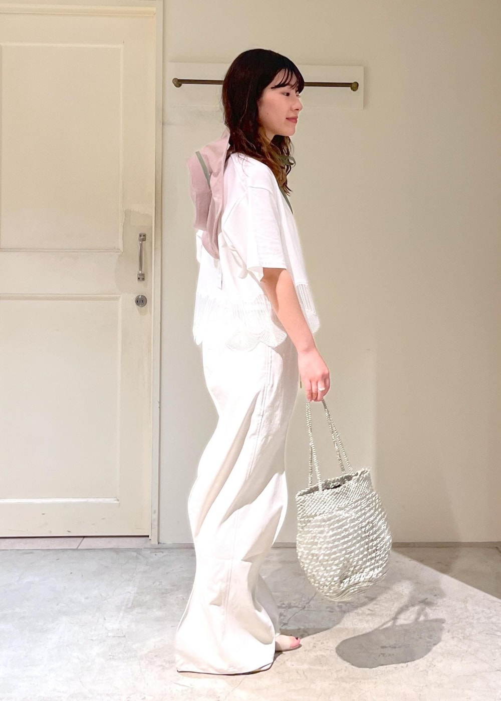 「VELVETY INDIGO BLUE BLACK、CATERPILLAR PANTS、レザー、BAGMATI、シルバー、2025JUNPRESS対象商品、chisaki、Shima、帽子、ピンク、春コーデ、初夏コーデ、夏コーデ、デートコーデ、お出かけコーデ」|「SALON adam et rope'のヒールトングサンダル(サンダル、グレー系)」を使った、michiruさん(レディース・156cm)の春コーディネートの4枚目の写真