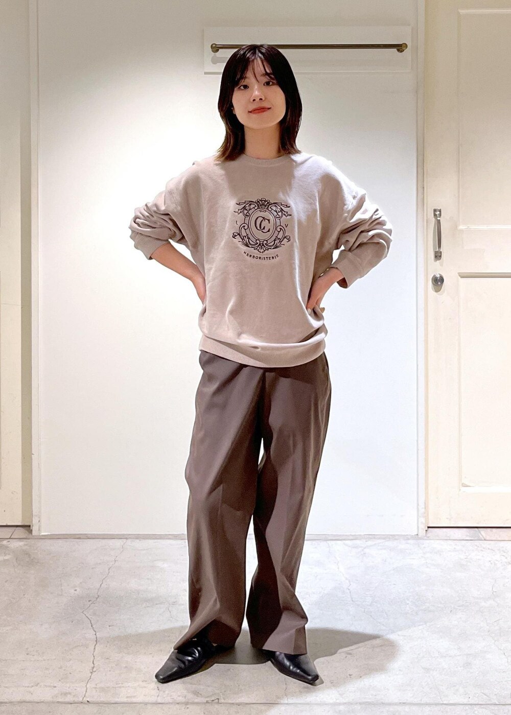 「CreamyCotton、クリーミーコットン、ベージュ、ブラウン、レザーバッグ、チェーンバッグ、プルオーバー、ロゴ、センタープレス、初秋コーデ、秋コーデ、初冬コーデ、お仕事コーデ、デートコーデ、お出かけコーデ」｜「SALON adam et rope'のエンブロイダリースウェット-CreamyCotton /クリーミーコットン-（スウェット、ベージュ系）」を使った、michiruさん（レディース・156cm）の夏コーディネートの6枚目の写真