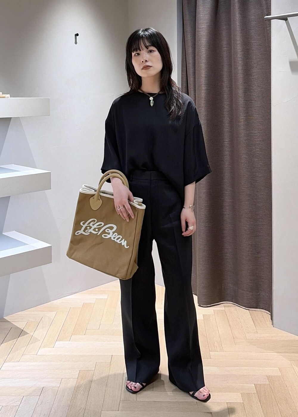 ブラック系のサンダル、ブラック系のシャツ/ブラウス、ブラック系のその他パンツを着用したレディースの夏コーディネートの6枚目の写真
