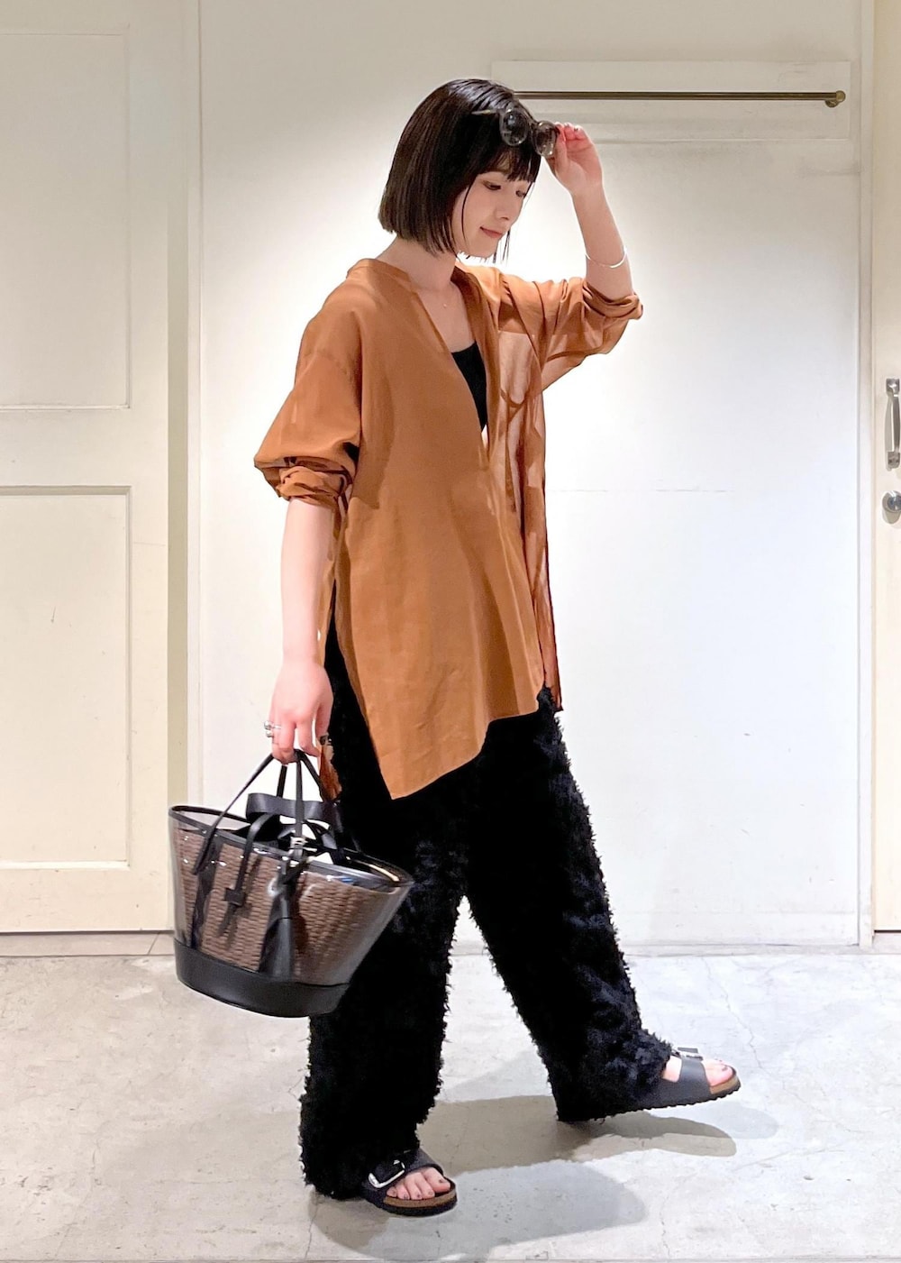 「オーガニックコットン、KINAN、タンクトップ、KIRYU、イージーパンツ、ジャガード、BIRKENSTOCK、Arizona Big Buckle LEOI、BAGMATI、クリアバッグ、messy weekend、サングラス、snapme_ap_sheer、ブラウン、カゴバッグ」|「BIRKENSTOCKの【BIRKENSTOCK】Arizona Big Buckle LEOI(サンダル、ブラック系)」を使った、michiruさん(レディース・156cm)の春コーディネートの6枚目の写真