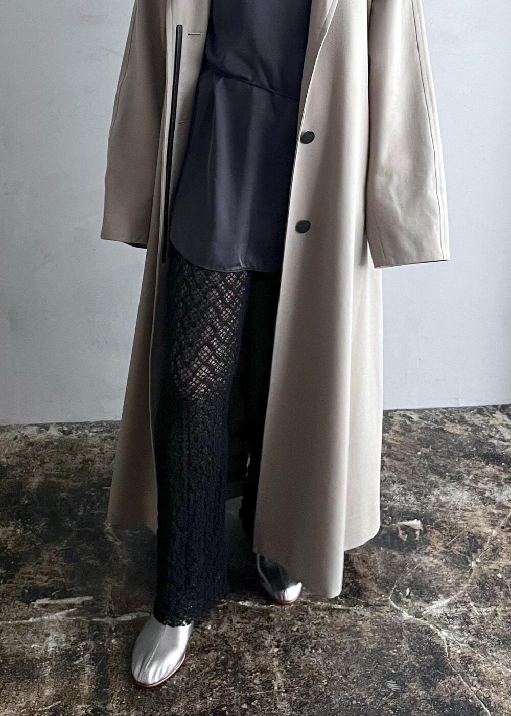 「新作、VISTO WOOL GABA、アウター、GENTLE SILK、Tシャツ、プルオーバー、NIPPON CULTURE、クラウドレース、MARTINIANO、ショートブーツ、ベージュ、ロング、コート、スタンドカラー、ブラック」｜「SALON adam et rope'の[24AW]GENTLE SILK ラウンドヘムTシャツ【セットアップ対応】（シャツ/ブラウス、グレー系）」を使った、michiruさん（レディース・156cm）の秋コーディネートの9枚目の写真