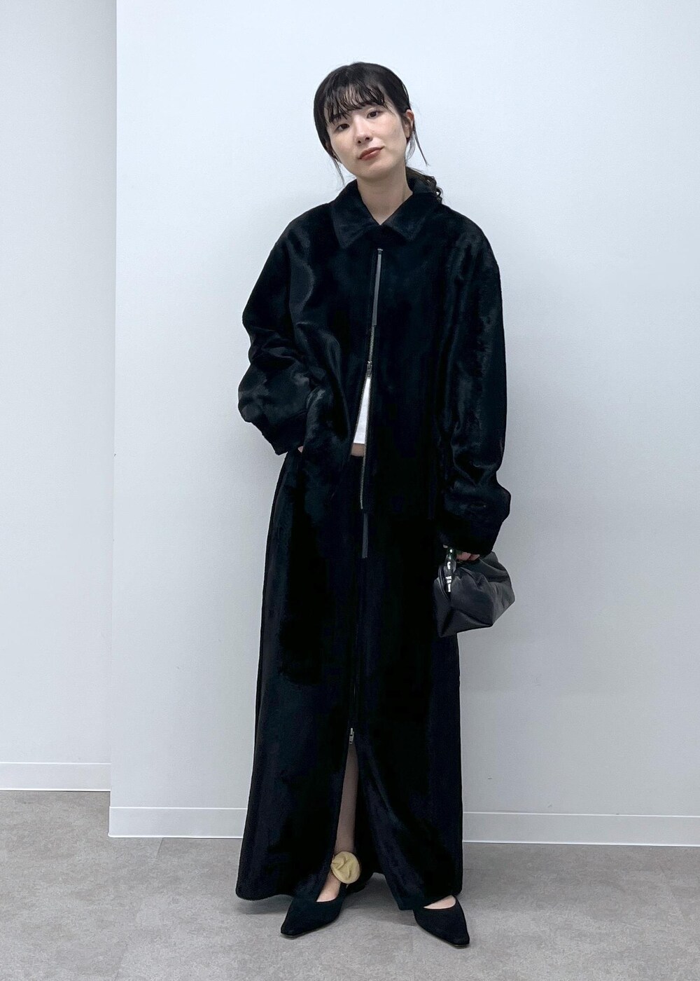 ブラック系のスカート、ブラック系のブルゾン、ブラック系のサンダルを着用したレディースの秋コーディネートの5枚目の写真