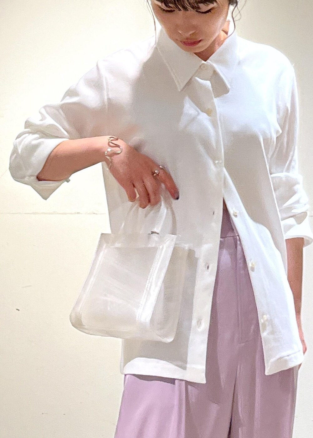 「骨格ウェーブ、ブルベ、低身長、KINAN、イージーパンツ、porselli、バレエシューズ、PLASTICITY、POPUP、お出かけコーデ、サロンアダムエロペ、SALON　adam et rope'、シャツスタイル、リラックススタイル、パンツスタイル」｜「SALON adam et rope'の【porselli（ポルセリ）】バレエシューズ / シルバー（バレエシューズ、シルバー系）」を使った、michiruさん（レディース・156cm）の夏コーディネートの6枚目の写真