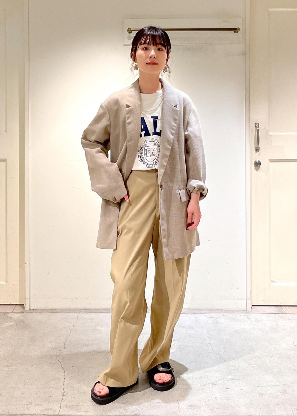 「24SS春の新作、UP + LIKE LINEN、GOOD ROCK SPEED、YALE、別注、MOHI、KARL BLOSSFELD、トートバッグ、サロンアダムエロペ、24SS_SALON_OUTER、春アウター、ERICKA NICOLAS BEGAY、ナバホパール、シルバーアクセサリー、ベージュ」|「SALON adam et rope'の【KARL BLOSSFELD】フォトプリントトートバッグ(トートバッグ、ホワイト系)」を使った、michiruさん(レディース・156cm)の冬コーディネートの4枚目の写真