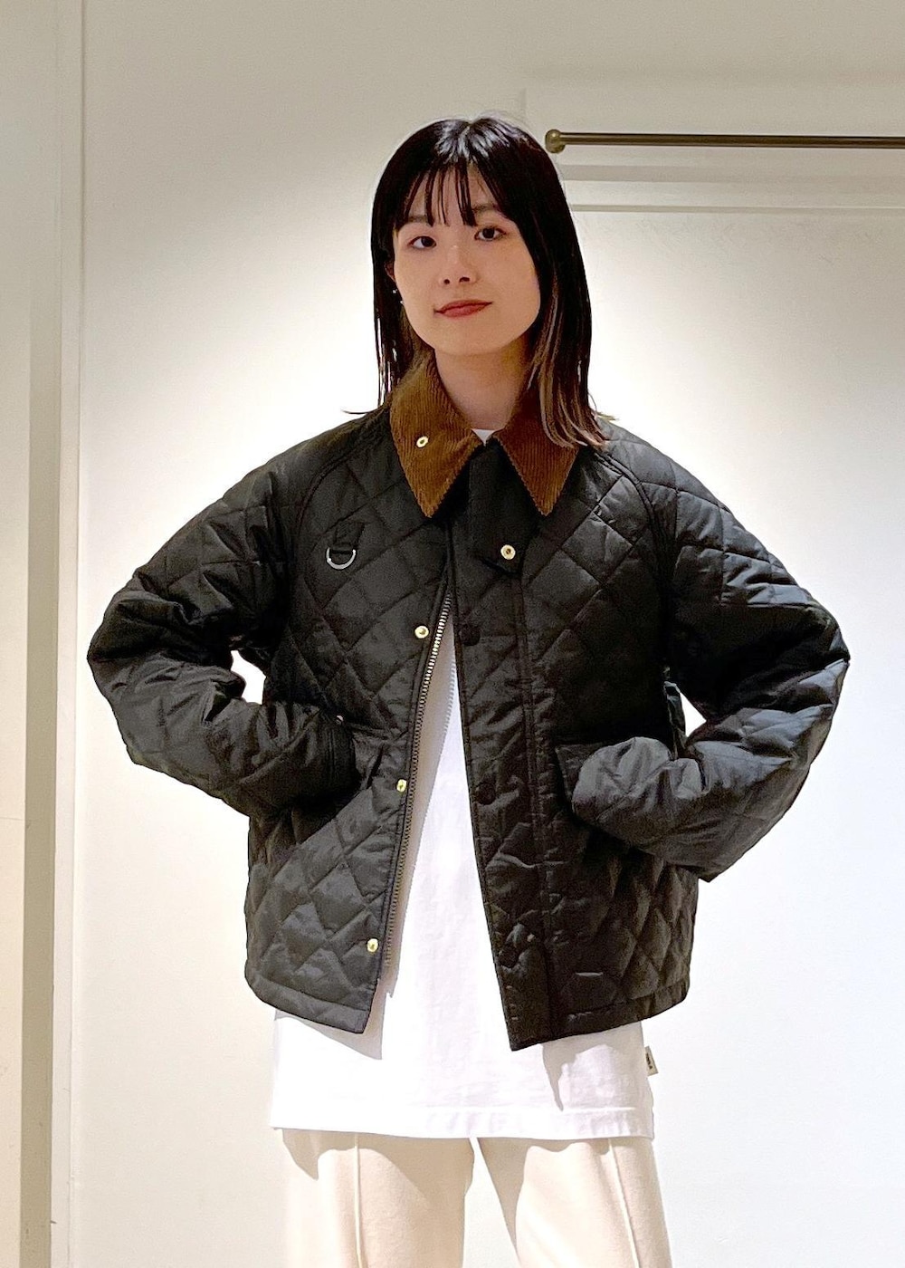 「Barbour、130周年記念モデル、ジャケット、中綿ブルゾン、キルティング、カーキ、TEKLA、Tシャツ、ホワイト、スウェット、ウール、ニットパンツ、MOONSTAR、810s、TRASDEN」|「MoonStarの【MOONSTAR(ムーンスター)】810s TRASDEN(スニーカー、グレー系)」を使った、michiruさん(レディース・156cm)の秋コーディネートの9枚目の写真