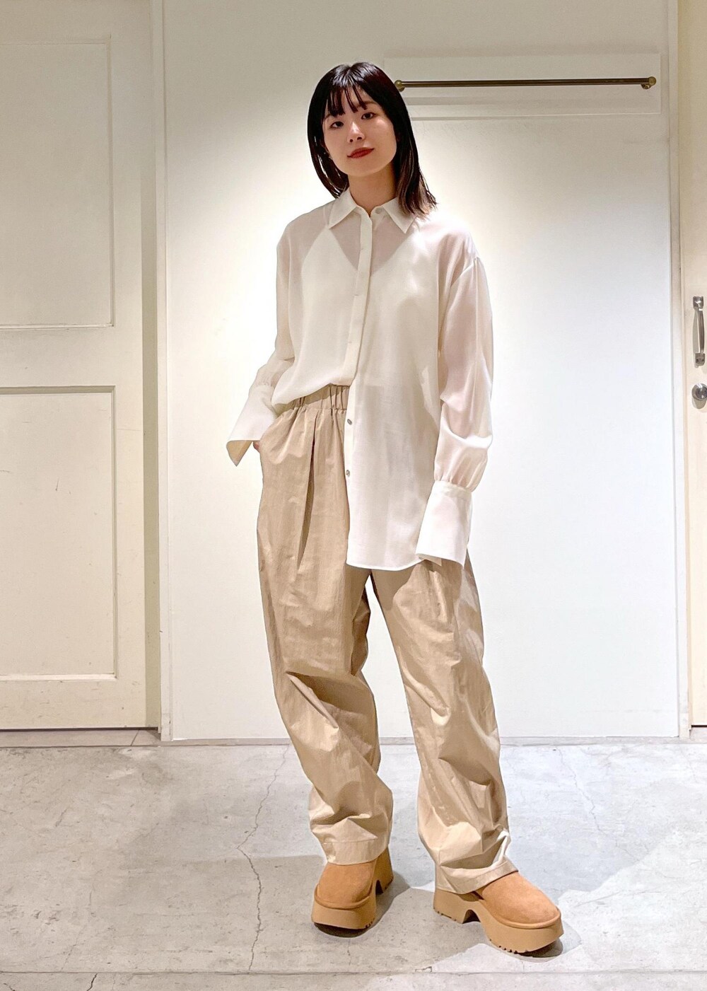 「ピュアラムウール、ロングコート、アウター、ホワイト、ウール、シアー、シャツ、オーバーサイズ、カービーパンツ、ベージュ、UGG、アグ、厚底ブーツ、レザー、初冬コーデ」｜「SALON adam et rope'の[追加]コットンリブカップ付きVネックキャミソール2（キャミソール、ホワイト系）」を使った、michiruさん（レディース・156cm）の秋コーディネートの8枚目の写真