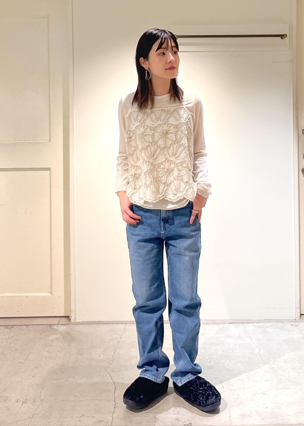「フォックスカシミヤ、アウター、ブラック、Tシャツ、ベロア、シアー、ホワイト、レース、フラワー、RED CARD TOKYO、デニム、SUBU、スリッポン、秋コーデ、初冬コーデ」｜「SALON adam et rope'のフォックスカシミヤノーカラーブルゾン（ブルゾン、ブラック系）」を使った、michiruさん（レディース・156cm）の冬コーディネートの7枚目の写真