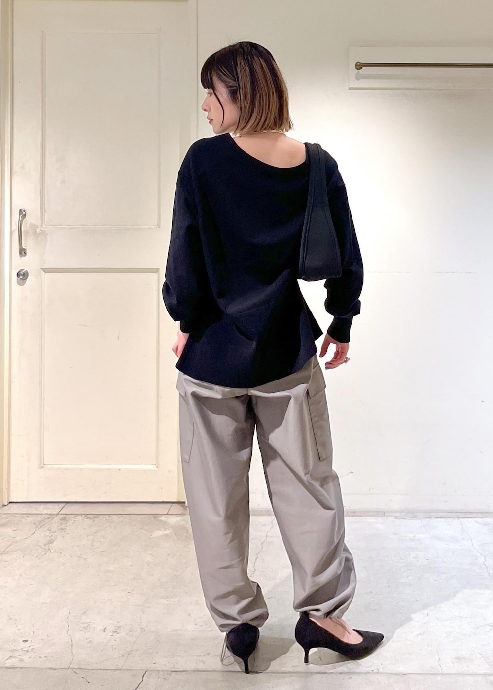 「Ｖネック、金ボタン、カーゴパンツ、グレー、撥水加工、ハンドバッグ、ブラック、カーディガン、パンツ、パンプス、サロンアダムエロペ、SALON adam et ropé、24SS春の新作、低身長、骨格ウェーブ」｜「SALON adam et rope'のカービーカーゴパンツ【撥水加工・洗える】（カーゴパンツ、グレー系）」を使った、michiruさん（レディース・156cm）の春コーディネートの9枚目の写真