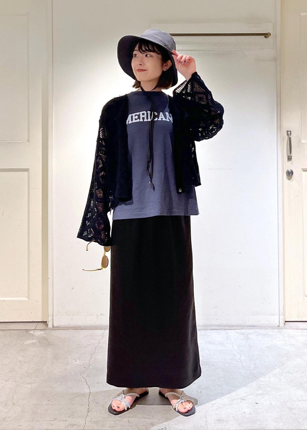 「カーディガン、2way、クロシェ編み、レース、Americana、VINILO、別注、chisaki、帽子、IZIPIZI、サングラス、ブラック、プルオーバー、ネイビー、ロゴ」|「SALON adam et rope'のシャイニーナロースカート【洗える】(スカート、ブラック系)」を使った、michiruさん(レディース・156cm)の春コーディネートの2枚目の写真