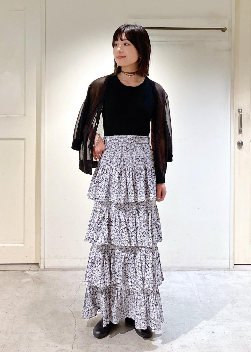 「シアー、LIBERTY、P.NINA、MOONSTAR FINE VULCANIZED、LITE PRIM ST、ブラック、ノースリーブ、ロング、ウエストゴム、ティアードスカート、春コーデ、初夏コーデ、夏コーデ、デートコーデ、お出かけコーデ」｜「SALON adam et rope'の[24SS]LIBERTY（リバティ）プリントティアードスカート【洗える】（スカート、ブラック系）」を使った、michiruさん（レディース・156cm）の夏コーディネートの2枚目の写真