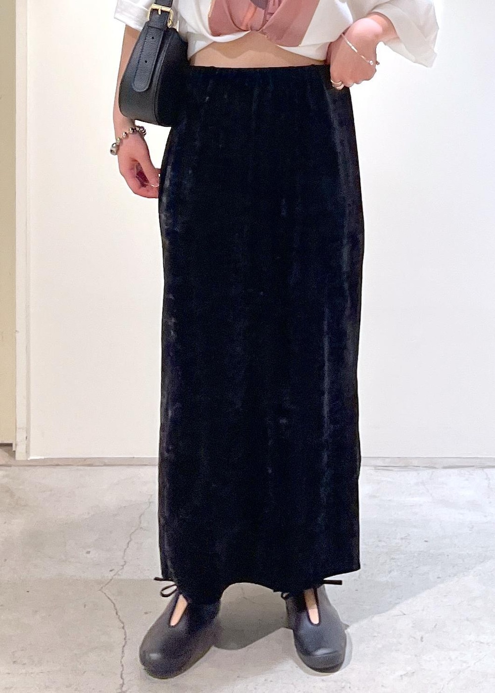 「audrey hepburn、audrey hepburn collection by jun、オードリー・ヘプバーン、オードリー・ヘプバーンコレクションバイジュン、クラッシュベロア、MOONSTAR、AULENTTI、NativeSilverStreams、シルバー、ブラック、レザーバッグ、ホワイト、Tシャツ、プリント、タイトスカート」｜「SALON adam et rope'のクラッシュベロアタイトスカート【セットアップ対応・洗える】（スカート、ブラック系）」を使った、michiruさん（レディース・156cm）の夏コーディネートの7枚目の写真