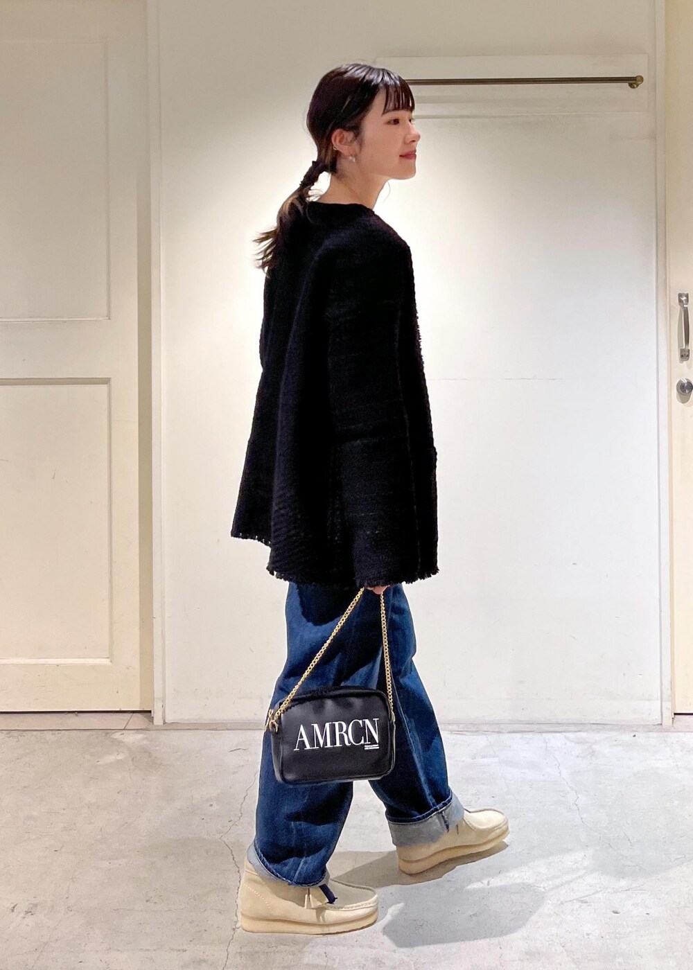 「23AW秋の新作、骨格ウェーブ、ブルベ、低身長、サロンアダムエロペ、John Branigan、SAINT JAMES、KURO、Clarks、Americana、SALON adam et ropé、ボーダー、デニム、シンプルコーデ、きれいめカジュアル」｜「John braniganの【John Branigan（ジョンブラニガン）】フリンジノーカラージャケット（ノーカラージャケット、ブラック系）」を使った、michiruさん（レディース・156cm）の秋コーディネートの7枚目の写真