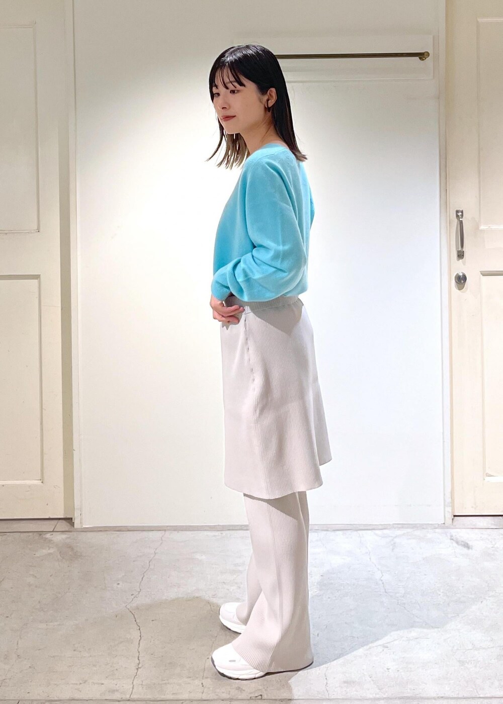 「カシミヤ、ニット、プルオーバー、Ｖネック、サックス、リブ、パンツ、レギンス、ライトグレー、MOONSTAR、810s、ホワイト、TRASDEN、レザー、秋コーデ」｜「SALON adam et rope'の【追加】レザーボックスショルダーバッグ（ショルダーバッグ、グレー系）」を使った、michiruさん（レディース・156cm）の秋コーディネートの3枚目の写真