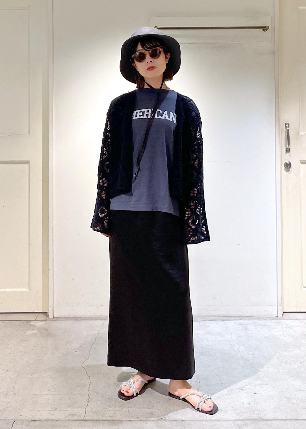 「カーディガン、2way、クロシェ編み、レース、Americana、VINILO、別注、chisaki、帽子、IZIPIZI、サングラス、ブラック、プルオーバー、ネイビー、ロゴ」|「SALON adam et rope'のシャイニーナロースカート【洗える】(スカート、ブラック系)」を使った、michiruさん(レディース・156cm)の春コーディネートの6枚目の写真