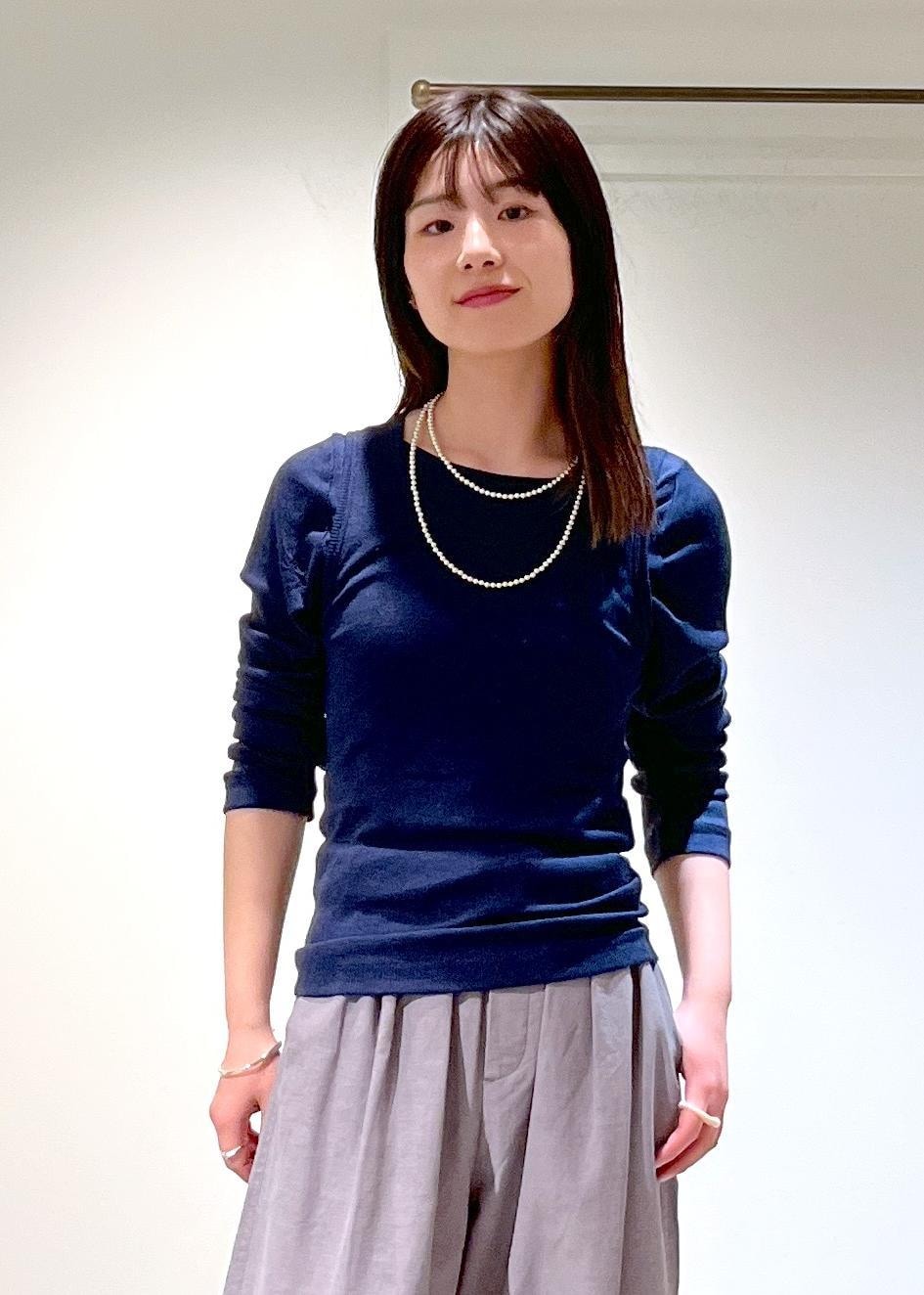 「Hug Silk、プルオーバー、Tシャツ、シルク、ネイビー、カーヴィーパンツ、グリーン、REMME、Americana for SALON、ERICKA NICOLAS BEGAY、シルバーアクセサリー、リュック、THE NORTH FACE、初春コーデ、春コーデ」｜「REMMEの【REMME(レメ)】メッシュフラットシューズ（パンプス、ブラック系）」を使った、michiruさん（レディース・156cm）の春コーディネートの9枚目の写真