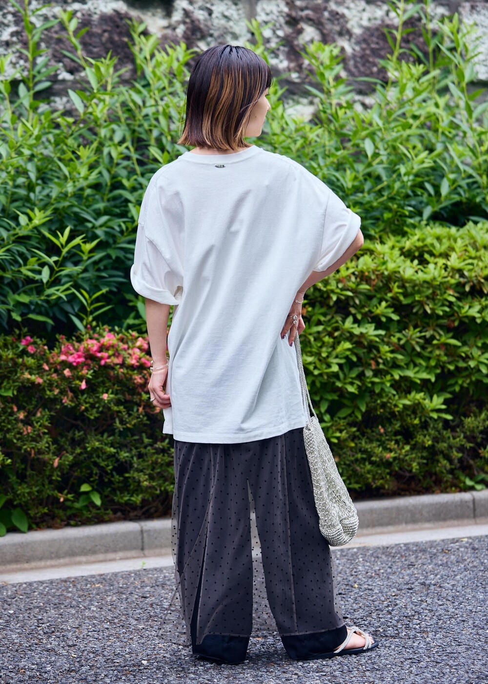 「audrey hepburn、audrey hepburn collection by jun、オードリー・ヘプバーン、オードリー・ヘプバーンコレクションバイジュン、Special2024、デザインTOPS、スカート、チュール、VINILO、バッグ、ブラック、グレー、シルバー、ホワイト、Tシャツ」｜「SALON adam et rope'の【VINILO（ヴィニーロ）】別注ビジューサンダル（サンダル、シルバー系）」を使った、michiruさん（レディース・156cm）の夏コーディネートの4枚目の写真