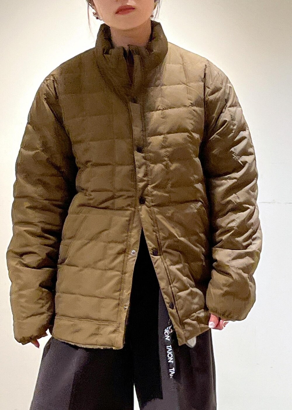 「TAION、タイオン、アウター、ダウン、ボア、リバーシブル、POPUP、ポップアップ、カーキ、チャコール、REMME、レメ、Americana、アメリカーナ、ミニバック」｜「REMMEの【REMME（レメ）】タンクソールロングブーツ（ブーツ、ブラック系）」を使った、michiruさん（レディース・156cm）の冬コーディネートの7枚目の写真