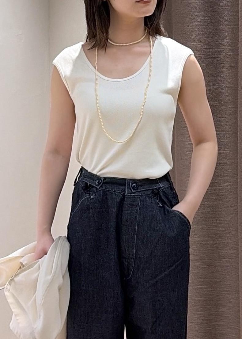 ベージュ系のサンダル、ブラウン系のハンドバッグ、ブルー系のデニムパンツを着用したレディースの夏コーディネートの10枚目の写真