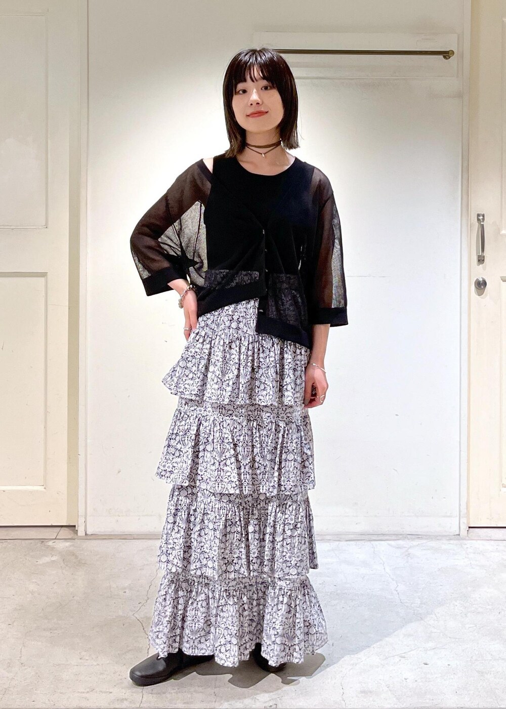 「シアー、LIBERTY、P.NINA、MOONSTAR FINE VULCANIZED、LITE PRIM ST、ブラック、ノースリーブ、ロング、ウエストゴム、ティアードスカート、春コーデ、初夏コーデ、夏コーデ、デートコーデ、お出かけコーデ」｜「SALON adam et rope'の[24SS]LIBERTY（リバティ）プリントティアードスカート【洗える】（スカート、ブラック系）」を使った、michiruさん（レディース・156cm）の夏コーディネートの3枚目の写真