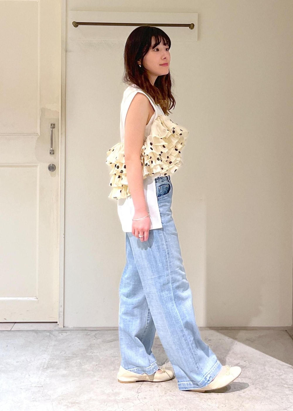 「プリマベール、RED CARD TOKYO for SALON、RED CARD TOKYO、デニム、easy SLOGAN、porselli、L.L.Bean for SALON、グロサリートート、マザーズバッグ、旅行バッグ、チャーム、2025JUNPRESS対象商品、crinkle crinkle crinkle、クリンクルクリンクルクリンクル、キャミソール」｜「SALON adam et rope'のプリマベールショルダータックノースリーブプルオーバー［UVケア・洗える］（Tシャツ/カットソー、ホワイト系）」を使った、michiruさん（レディース・156cm）の春コーディネートの8枚目の写真