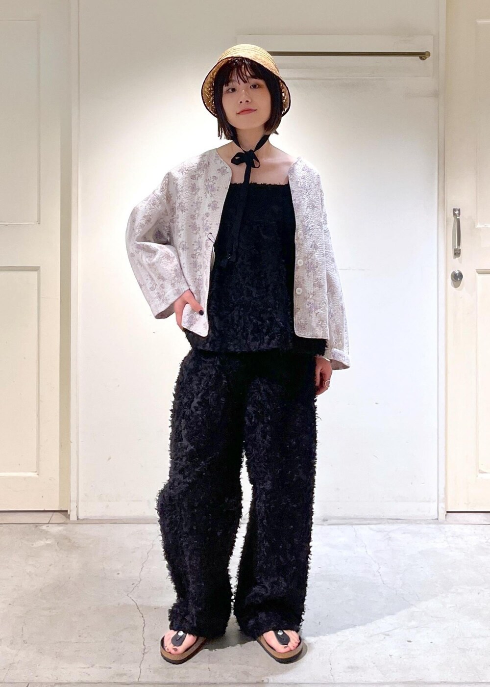 「Pheeta、ジャケット、リバーシブル、ラベンダー、KIRYU、キャミソール、ジャガード、BIRKENSTOCK、Gizeh Big Buckle LEOI、chisaki、麦わら帽子、Ryou、ブラック、ノースリーブ、パンツ」｜「SALON adam et rope'のKIRYUコーラルフラワーカットジャガードキャミソール【セットアップ対応】（キャミソール、ブラック系）」を使った、michiruさん（レディース・156cm）の春コーディネートの4枚目の写真