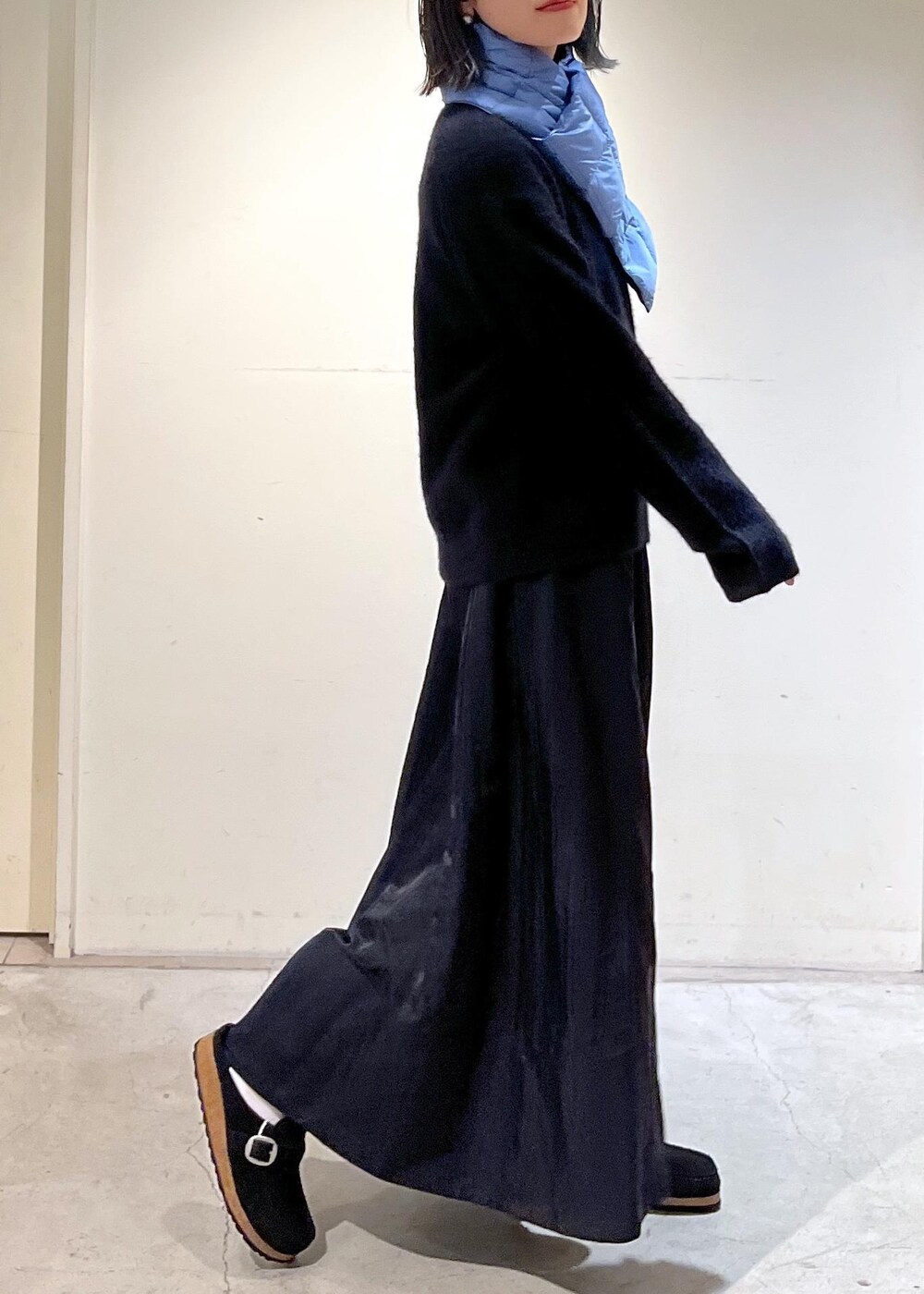 「フォックスウール、カシミヤ、スカート、フレアスカート、BIRKENSTOCK、ビルケンシュトック、マフラー、TAION、タイオン、ダウンマフラー、ブルー、ブラック、プルオーバー、ニット、サンダル」｜「SALON adam et rope'のフォックスカシミヤ混クルーネックニット（ニット/セーター、ブラック系）」を使った、michiruさん（レディース・156cm）の秋コーディネートの6枚目の写真