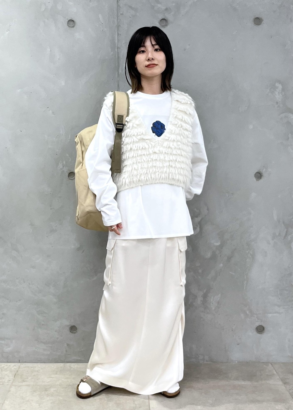 「ファー、Yves Klein、Tシャツ、WEB限定、ミリタリースカート、サテン、マザーズリュック、トップス、Tシャツ/カットソー、ベスト、SHJ34210、SHM34720、24バッグ_pickup、NEWバッグ_pickup、YvesKlein」｜「SALON adam et rope'の[新色追加！]【WEB限定】[ショルダーバッグ付き・ユニセックスで使える・軽量]マザーズリュック3（バックパック/リュック、ホワイト系）」を使った、michiruさん（レディース・156cm）の夏コーディネートの3枚目の写真