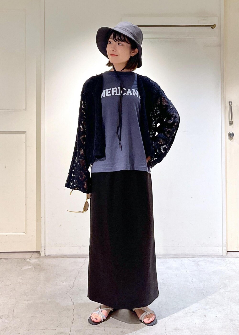 「カーディガン、2way、クロシェ編み、レース、Americana、VINILO、別注、chisaki、帽子、IZIPIZI、サングラス、ブラック、プルオーバー、ネイビー、ロゴ」|「SALON adam et rope'のシャイニーナロースカート【洗える】(スカート、ブラック系)」を使った、michiruさん(レディース・156cm)の春コーディネートの4枚目の写真