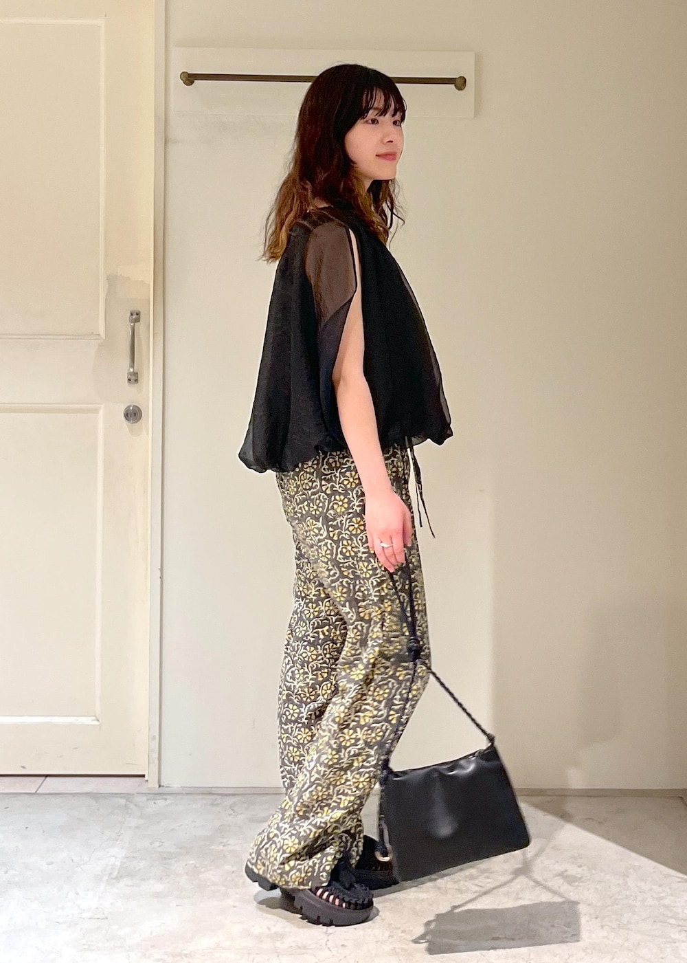 「COUTURE D'ADAM、Block print trousers、柄パンツ、KEEN、UNEEK PLT TASSELL、タッセル、ミニバッグ、レザー、春コーデ、初夏コーデ、夏コーデ、デートコーデ、お出かけコーデ、旅行コーデ、アウトドアコーデ」｜「SALON adam et rope'のスプリットレザードロストミニショルダー/巾着バッグ（ショルダーバッグ、ブラック系）」を使った、michiruさん（レディース・156cm）の春コーディネートの5枚目の写真
