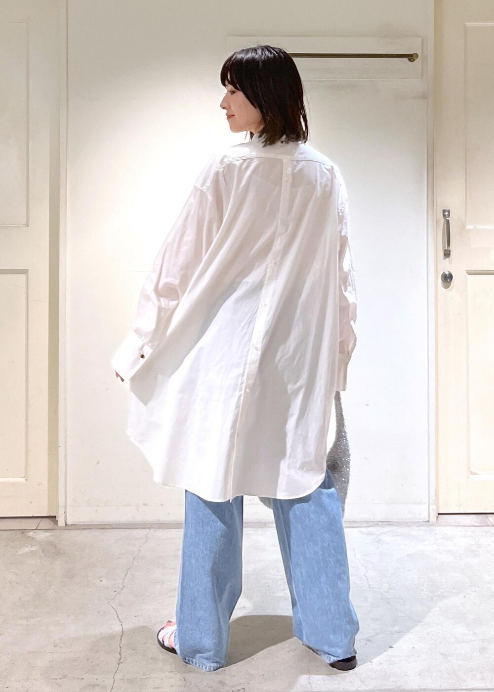 「audrey hepburn、audrey hepburn collection by jun、オードリー・ヘプバーン、オードリー・ヘプバーンコレクションバイジュン、RED CARD TOKYO、レッドカートーキョー、DAKOTA、P.NINA、VINILO、シルバー、ミニバッグ、ラメ、ハンドバッグ、ホワイト、シャツ」｜「SALON adam et rope'のラメワンハンドルミニバッグ（ハンドバッグ、シルバー系）」を使った、michiruさん（レディース・156cm）の夏コーディネートの7枚目の写真