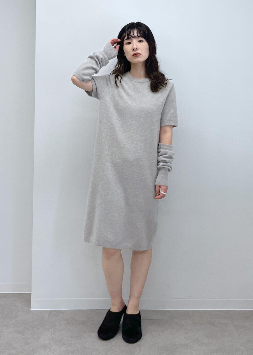 ブラウン系のショルダーバッグ、ベージュ系のワンピース、ブラック系のその他シューズを着用したレディースの秋コーディネートの6枚目の写真