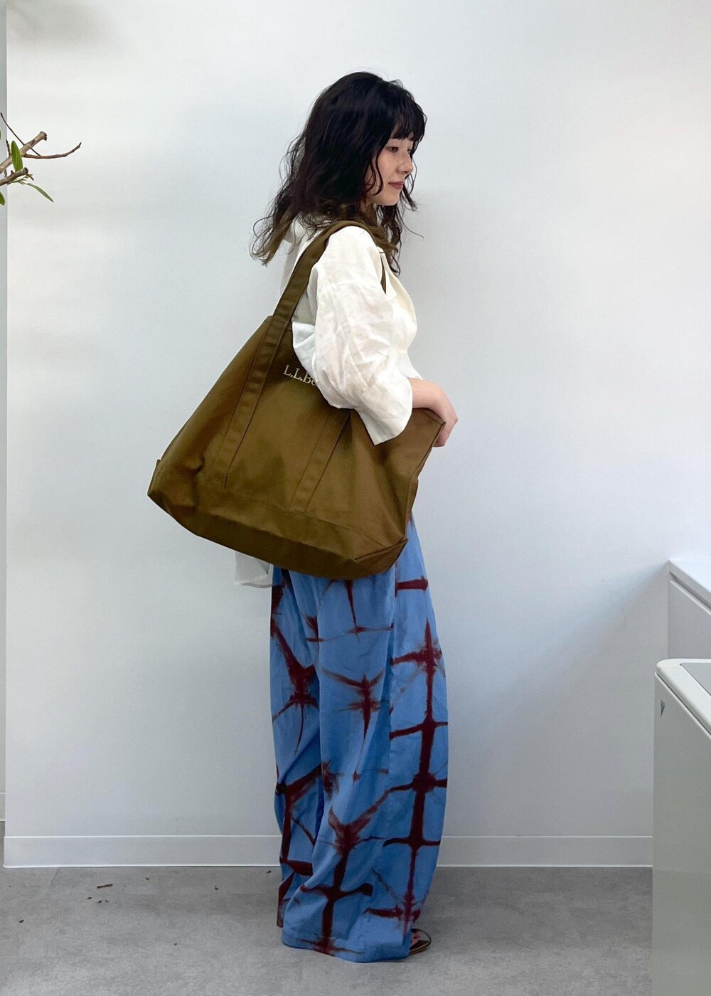 「ホワイト、プリマベール、イージーパンツ、タイダイ染め、L.L.Bean for SALON、L.L.Bean、グロサリートート、初夏コーデ、夏コーデ、デートコーデ、お出かけコーデ、旅行コーデ、アウトドアコーデ、推し活コーデ、女子会コーデ」｜「SALON adam et rope'のナローストラップサンダル（サンダル、その他）」を使った、michiruさん（レディース・156cm）の春コーディネートの4枚目の写真