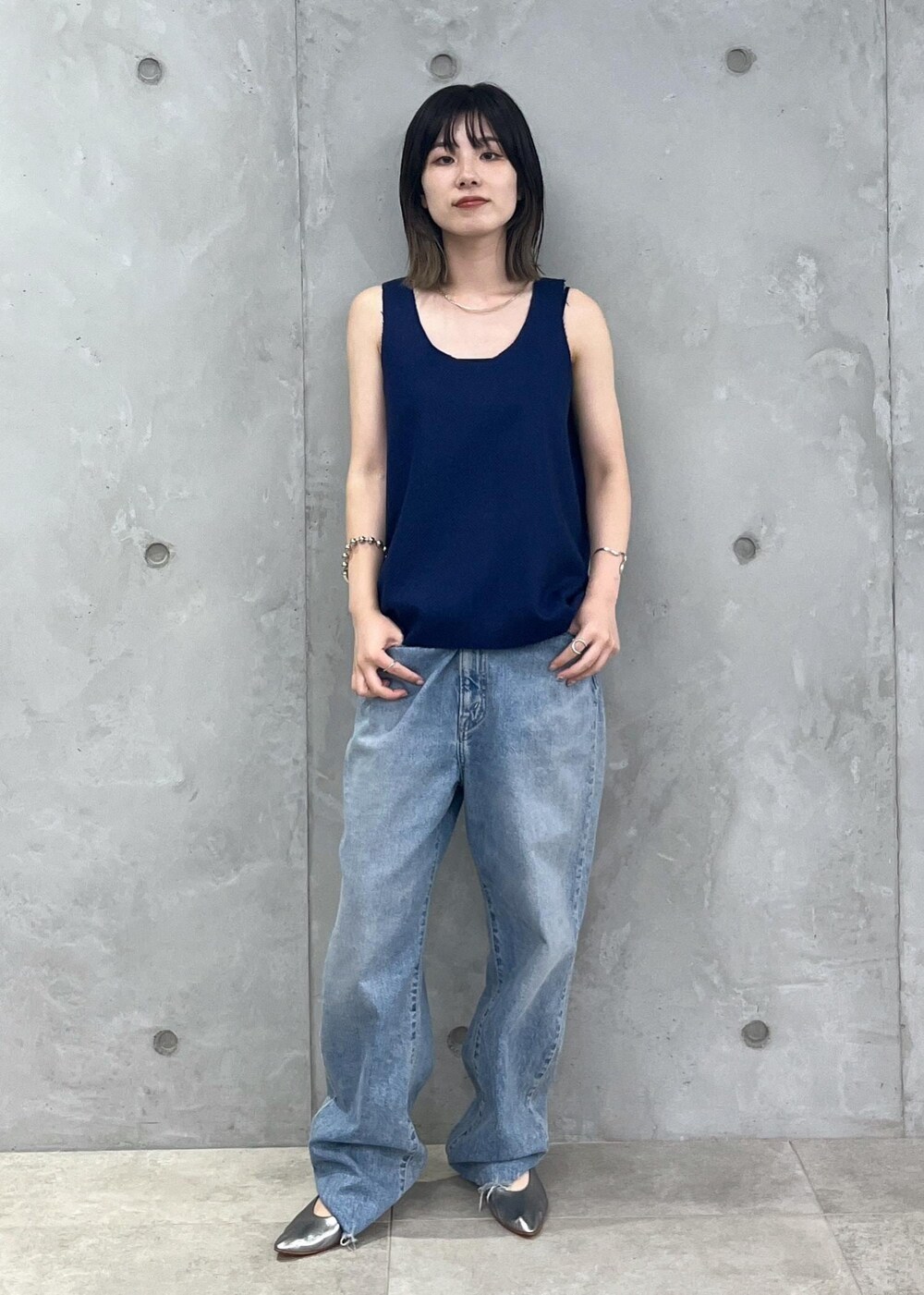「ファー、ジレ、Gabriela Coll Garments、ウール、KURO for SALON、KURO、MARTINIANO、レザー、ブラウン、グレー、ノースリーブ、ブルー、デニム、シルバー、ローヒール」|「SALON adam et rope'の【雑誌掲載】【追加】レザーボックスショルダーバッグ/クロスボディバッグ(ショルダーバッグ、ブラウン系)」を使った、michiruさん(レディース・156cm)の夏コーディネートの7枚目の写真