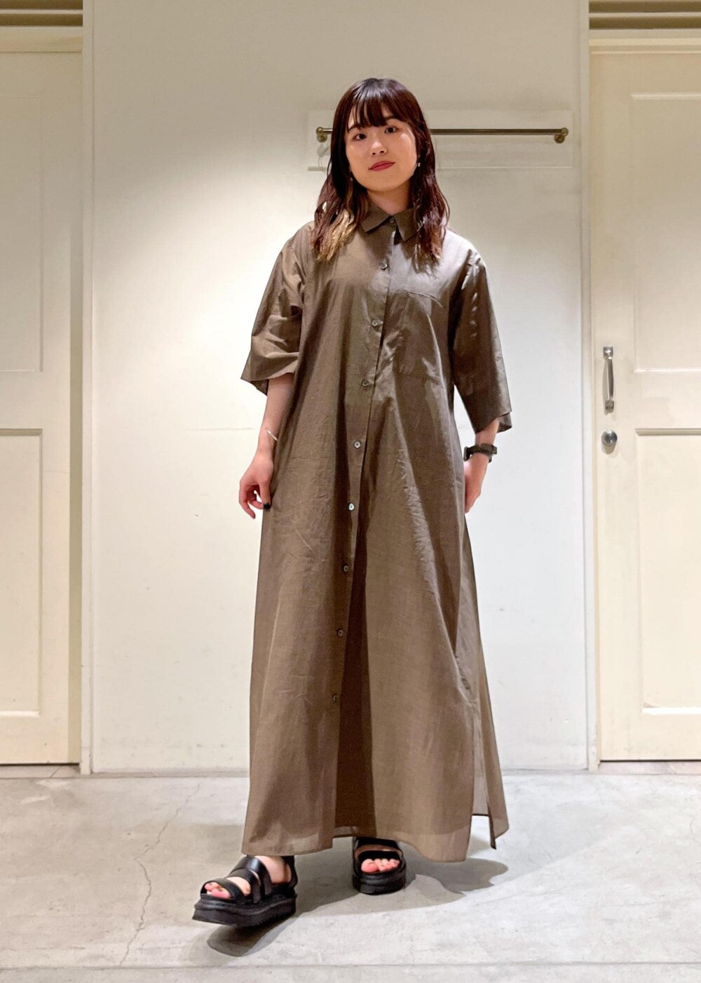 「骨格ウェーブ、ブルベ、低身長、シャツワンピース、ジレ、MOHI、レザーサンダル、シルバー、バングル、サロンアダムエロペ、ビッグシルエット、厚底シューズ、お出かけコーデ、SALON adam et rope'、シアートップス」|「MOHIの【MOHI(モヒ)】レザーサンダル(サンダル、ブラウン系)」を使った、michiruさん(レディース・156cm)の夏コーディネートの6枚目の写真