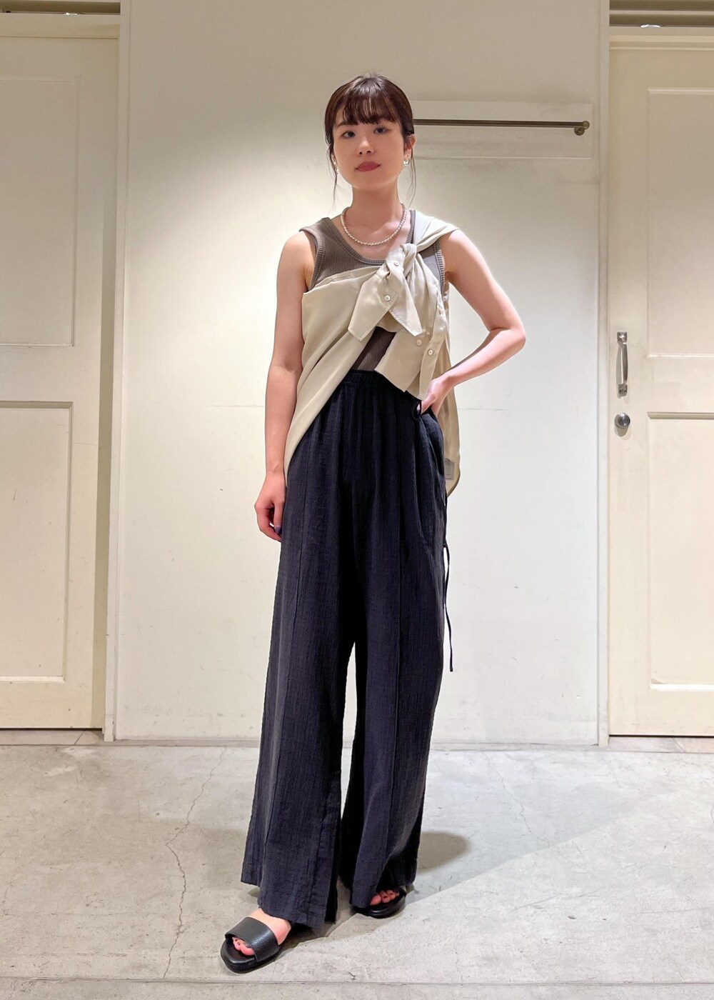 「骨格ウェーブ、ブルベ、低身長、高島ちぢみ、ARTESANOS、サロンアダムエロペ、ノースリーブ、お出かけコーデ、夏コーデ、シャツスタイル、パンツスタイル、SALON　adam et rope'、サンダル、大人かわいい」｜「SALON adam et rope'の【ARTESANOS（アルテサノス）】コンフォートソールサンダル（サンダル、ブラック系）」を使った、michiruさん（レディース・156cm）の夏コーディネートの3枚目の写真