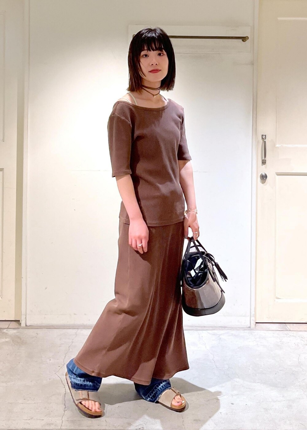 「夏コーデ、デザインTOPS、Tシャツ、スカート、タイトスカート、パンツ、デニム、BIRKENSTOCK、Arizona SFB Suede、BAGMATI、カゴバッグ、クリアバッグ、P.NINA、ネックレス、チョーカー」|「SALON adam et rope'の【追加】COTTON USAセミフレアデニム2(デニムパンツ、ブルー系)」を使った、michiruさん(レディース・156cm)の夏コーディネートの4枚目の写真