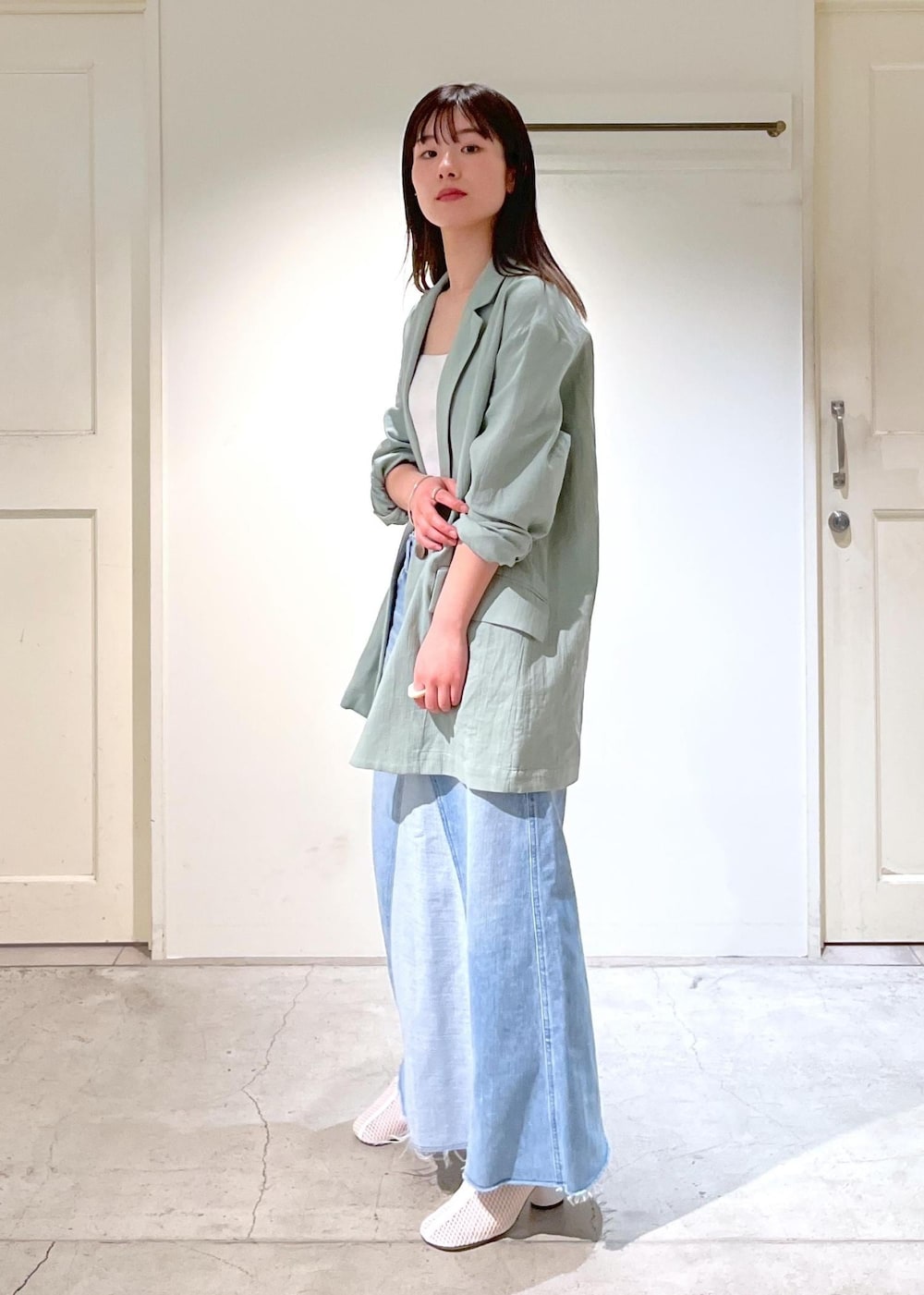 「春ジャケット、羽織、オーガニックコットン、グリーン、PELLICO SUNNY、redcardtokyo、Vivan、デニムスカート、初春コーデ、春コーデ、デートコーデ、お出かけコーデ、旅行コーデ、推し活コーデ、女子会コーデ」｜「SALON adam et rope'のオーガニックコットンダブルガーゼジャケット（テーラードジャケット、グリーン系）」を使った、michiruさん（レディース・156cm）の春コーディネートの3枚目の写真