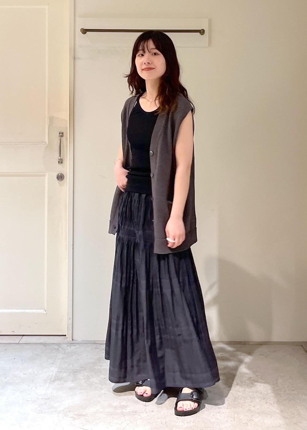 「ペーパーヤーン、和紙、チャコール、gicipi、TURCHESE、BIRKENSTOCK、Arizona Big Buckle EVA、African Square、カゴバッグ、初夏コーデ、夏コーデ、デートコーデ、お出かけコーデ、旅行コーデ、アウトドアコーデ」|「SALON adam et rope'の【African Square(アフリカンスクエアー)】ボルガ丸底ウェーブカゴ小(トートバッグ、ホワイト系)」を使った、michiruさん(レディース・156cm)の夏コーディネートの8枚目の写真