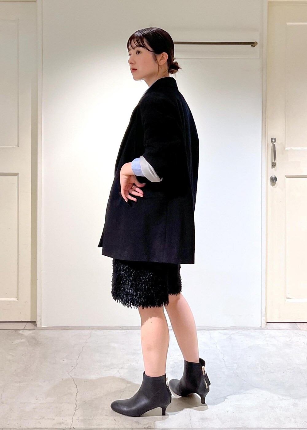 「新作、Americana for SALON、Americana、近江晒、ウール、フェザー、ミニバッグ、クラッチバッグ、REMME、ブラック、ジャケット、オーバーサイズ、ダブルボタン、ブルー、シャツ」|「SALON adam et rope'のフェザーレイヤードスカート/ミニスカート【洗える】(スカート、ブラック系)」を使った、michiruさん(レディース・156cm)の夏コーディネートの5枚目の写真