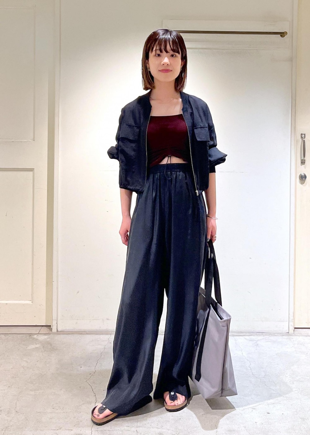 「Speedo、Pile Mini Top、スイムウェア、ワインレッド、イージーパンツ、BIRKENSTOCK、Gizeh Big Buckle LEOI、KiU for SALON、KiU、水着、羽織り、雨の日コーデ、夏コーデ、夏の快適ボトム、ブラック」|「SALON adam et rope'のシアークロップドブルゾン【洗える】(ブルゾン、ブラック系)」を使った、michiruさん(レディース・156cm)の夏コーディネートの3枚目の写真
