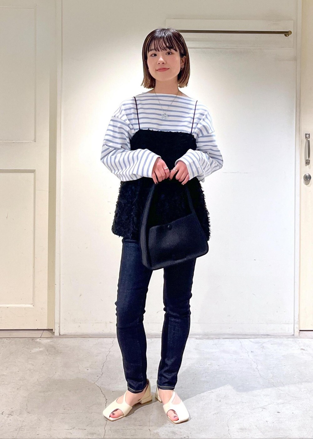 「SAINT JAMES、ウェッソン、ドロップショルダー、ボーダー、KIRYU、redcardtokyo、popup、ハンドバッグ、ブラック、キャミソール、ビスチェ、パンツ、デニム、サンダル、サロンアダムエロペ」｜「SALON adam et rope'のジャガードワンハンドルバッグ（ハンドバッグ、ブラック系）」を使った、michiruさん（レディース・156cm）の春コーディネートの4枚目の写真