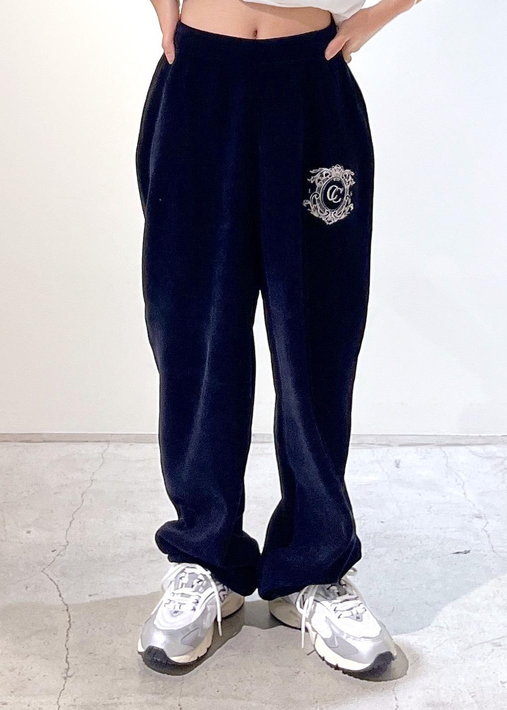 「新作、Yves Klein、CreamyCotton、New Balance、ML725、クリーミーコットン、KiU for SALON、KiU、ブラック、ホワイト、ポシェット、サコッシュ、長袖、Tシャツ、スウェット」｜「KiUの【KiU for SALON（キウ）】[撥水加工]別注エチケットポーチ/サコッシュ/クロスボディバッグ（ショルダーバッグ、グレー系）」を使った、michiruさん（レディース・156cm）の夏コーディネートの8枚目の写真