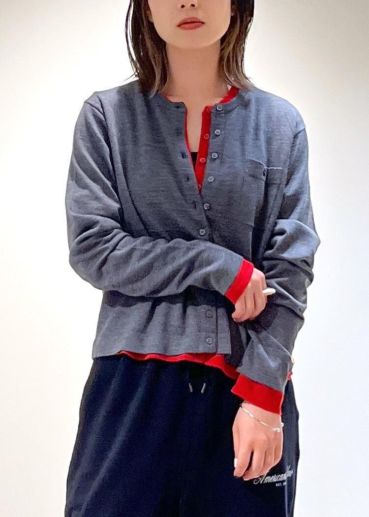 「ウォッシャブルウール、レッド、Americana for SALON、Americana、スウェット、REMME、R&D.M.Co-OLDMAN'S TAILOR、ショルダーバッグ、ウエストポーチ、ミニバッグ、グレー、ネイビー、ブラック、レザー、厚底」｜「SALON adam et rope'のウォッシャブルウールクルーネックカーディガン（カーディガン/ボレロ、グレー系）」を使った、michiruさん（レディース・156cm）の秋コーディネートの7枚目の写真